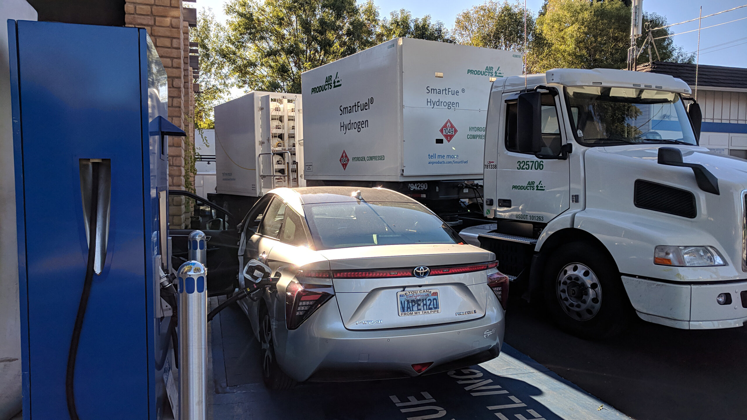 Fueling at hydrogen pumps is generally comparable in terms of time and convenience of fueling at gasoline stations. Source: https://commons.wikimedia.org/wiki/File:Hydrogen_fueling.jpg Dick Lyon, Wikimedia